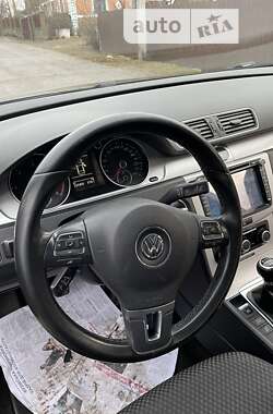 Седан Volkswagen Passat 2011 в Остроге