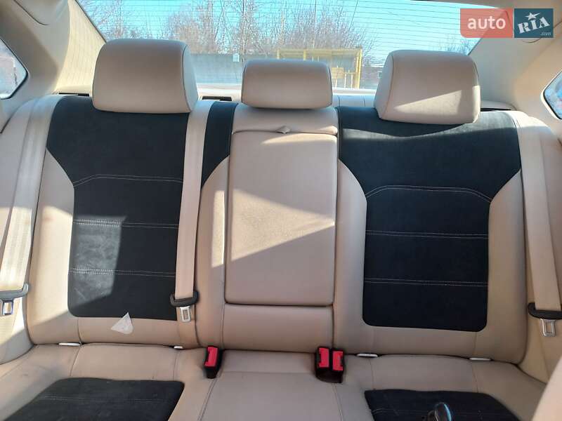 Седан Volkswagen Passat 2012 в Києві