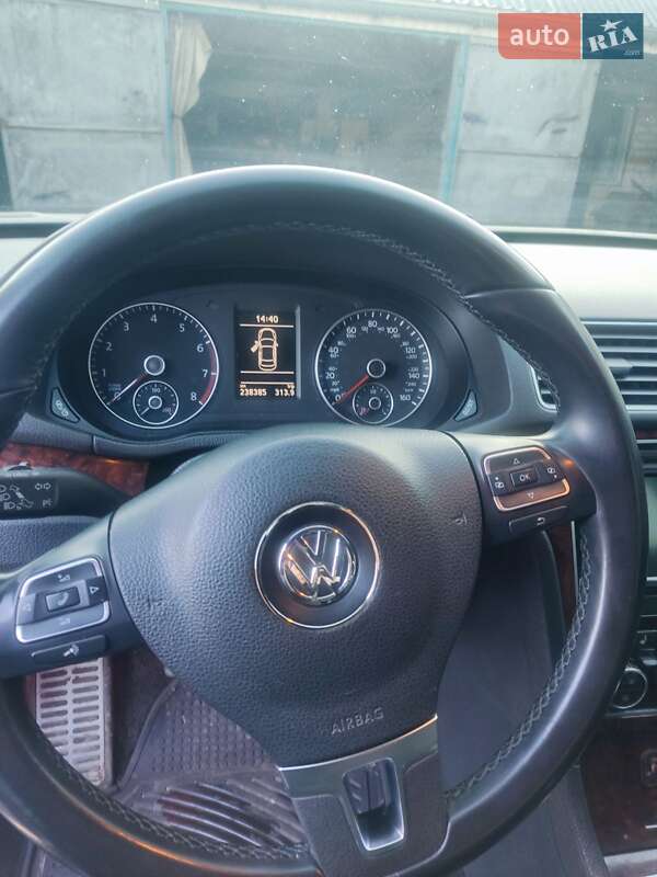 Седан Volkswagen Passat 2013 в Харкові
