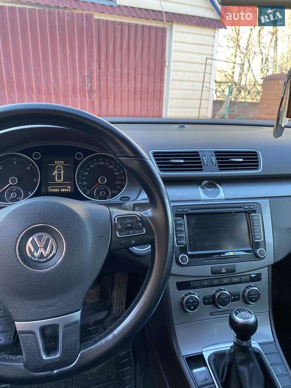 Універсал Volkswagen Passat 2011 в Житомирі