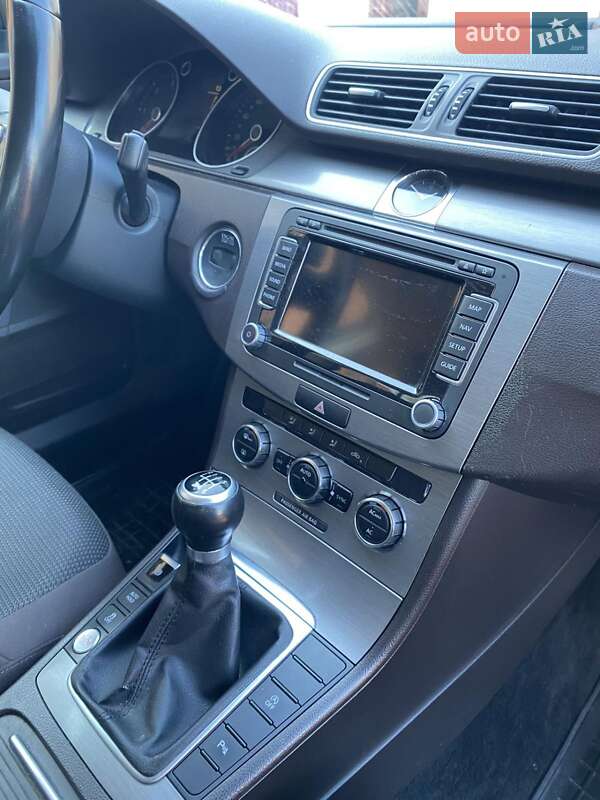 Універсал Volkswagen Passat 2011 в Житомирі