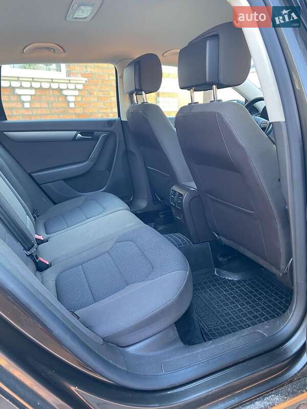 Універсал Volkswagen Passat 2011 в Житомирі