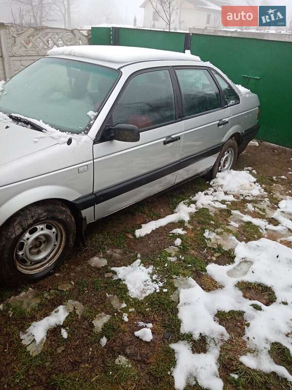 Седан Volkswagen Passat 1988 в Надвірній