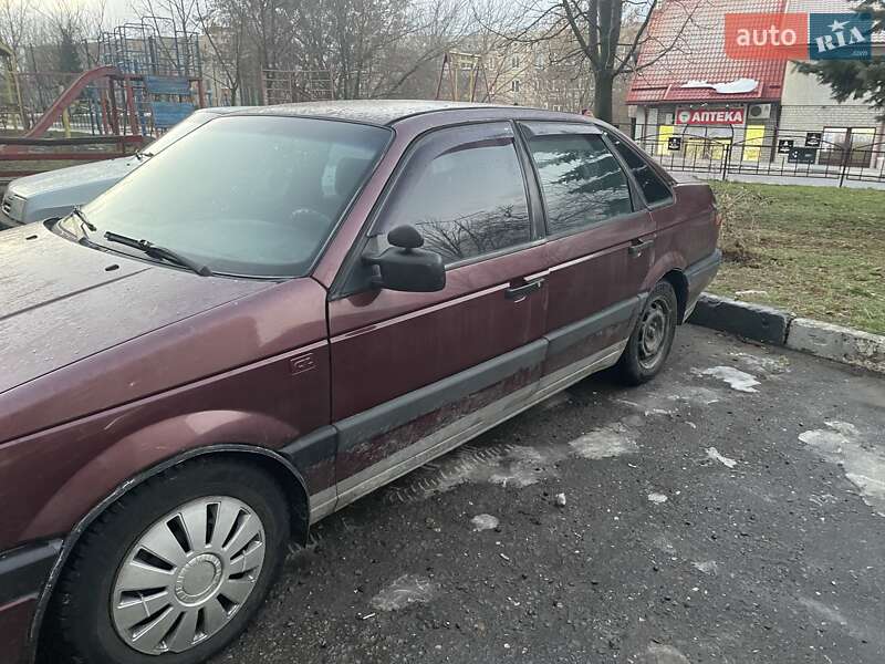 Седан Volkswagen Passat 1990 в Зміїві