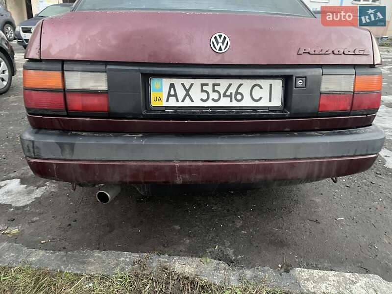 Седан Volkswagen Passat 1990 в Зміїві
