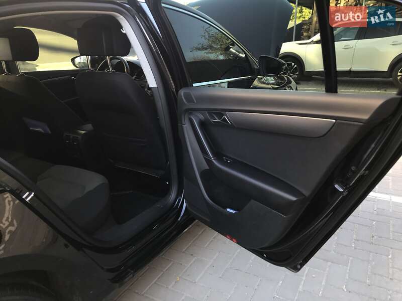 Седан Volkswagen Passat 2012 в Киеве