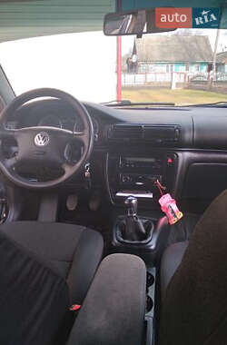 Седан Volkswagen Passat 2000 в Вижнице