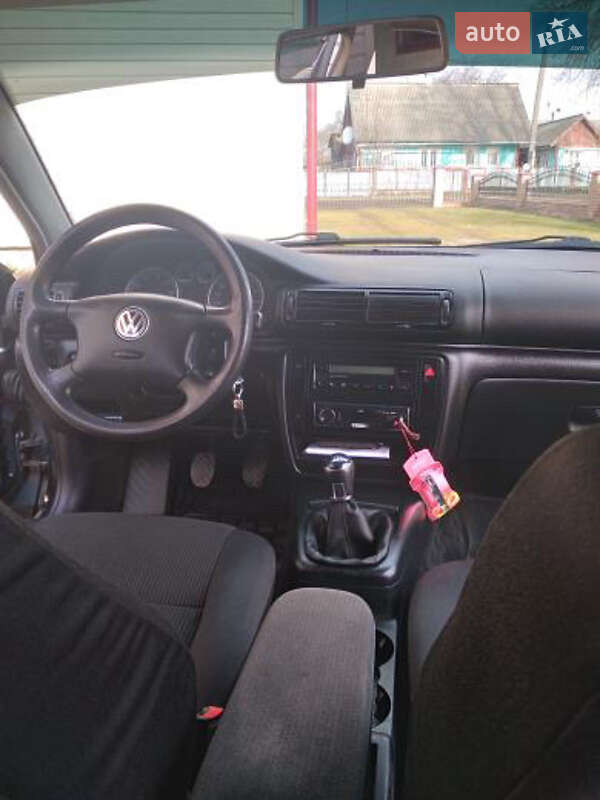 Седан Volkswagen Passat 2000 в Вижнице