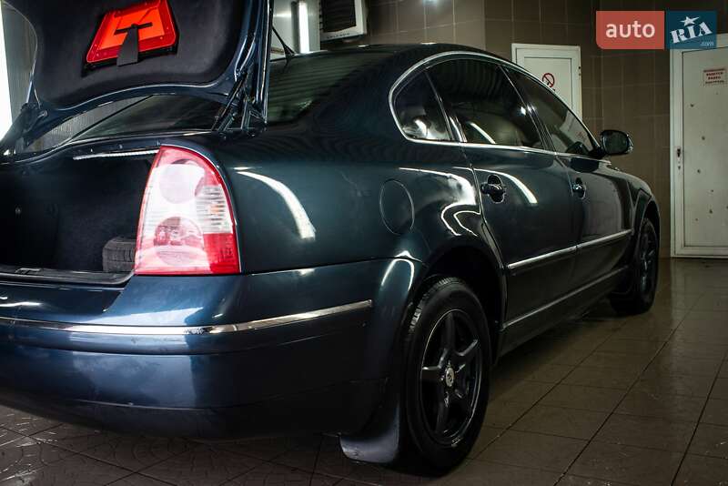 Седан Volkswagen Passat 2004 в Києві