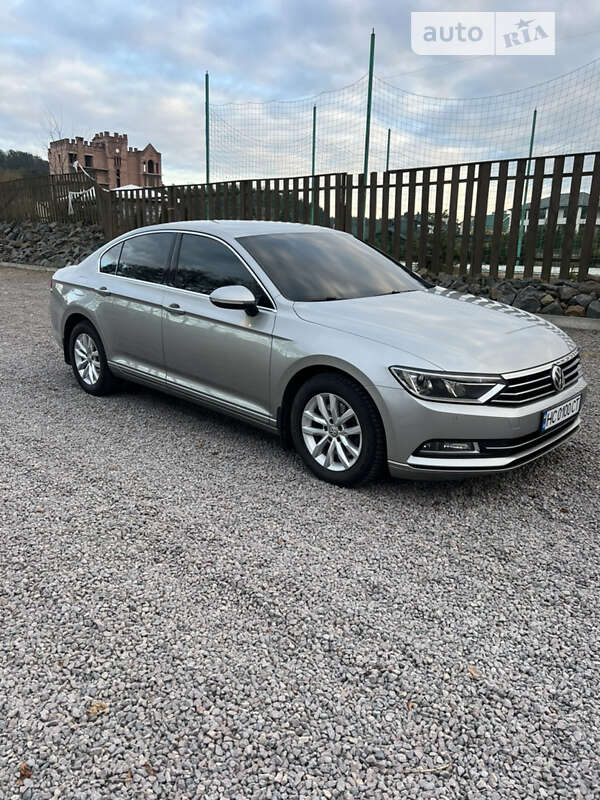 Седан Volkswagen Passat 2015 в Львове