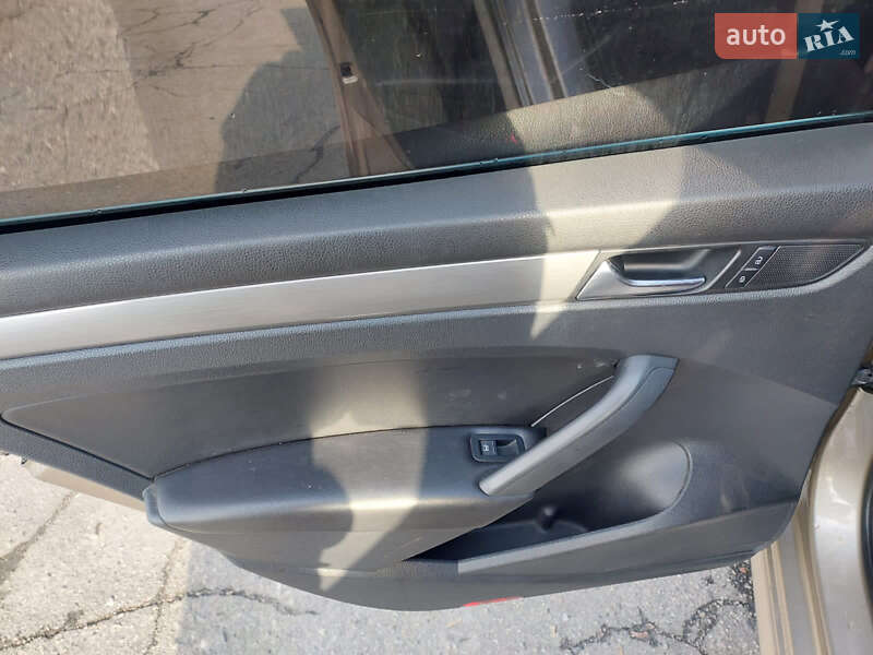 Седан Volkswagen Passat 2014 в Павлограді