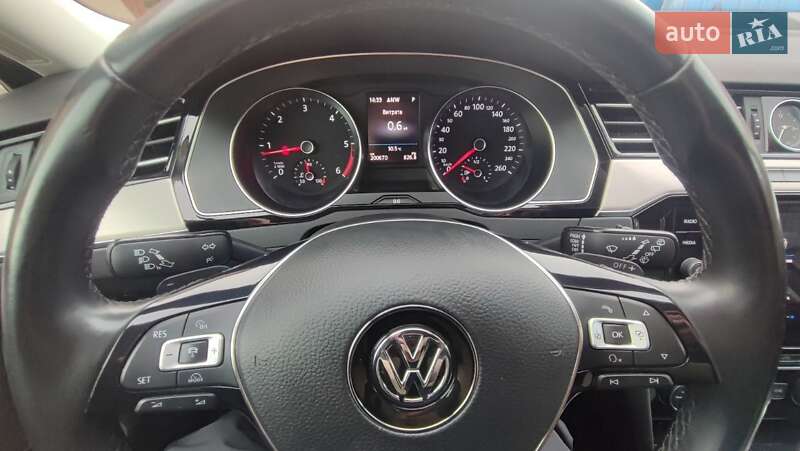 Универсал Volkswagen Passat 2018 в Киеве