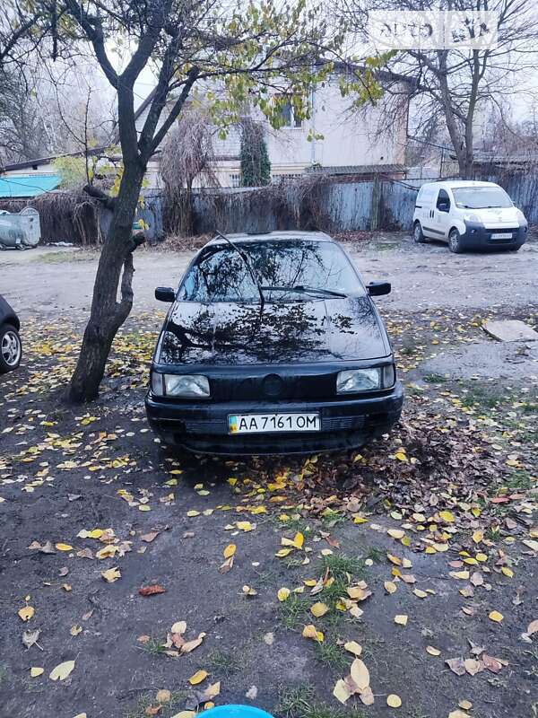 Седан Volkswagen Passat 1993 в 