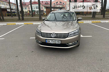 Седан Volkswagen Passat 2014 в Киеве