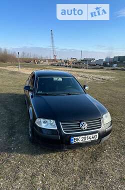 Седан Volkswagen Passat 2004 в Сарнах