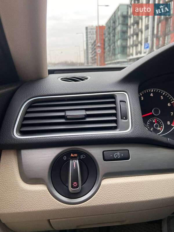 Седан Volkswagen Passat 2013 в Києві