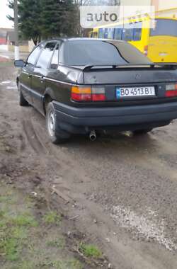 Седан Volkswagen Passat 1989 в Волочиске