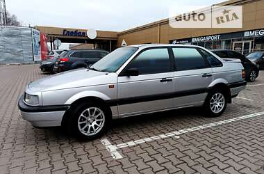 Седан Volkswagen Passat 1988 в Лугинах