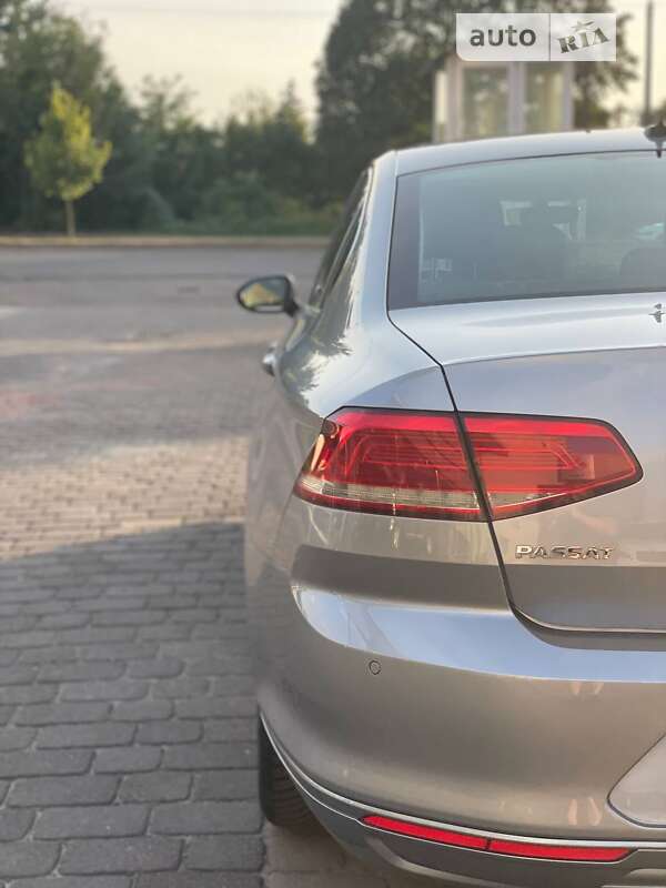 Седан Volkswagen Passat 2017 в Луцке