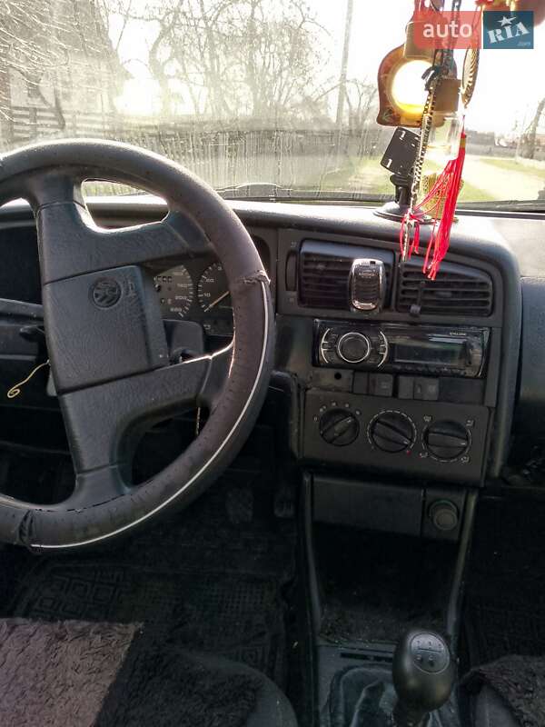 Седан Volkswagen Passat 1993 в Олевську