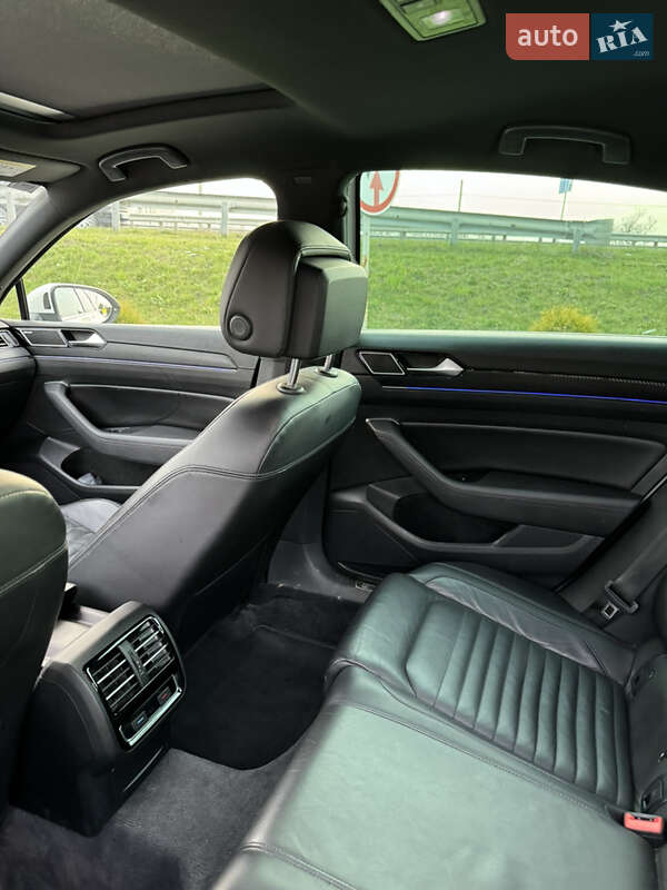 Седан Volkswagen Passat 2015 в Львове
