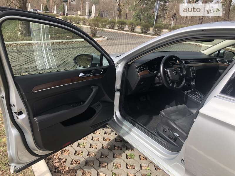 Седан Volkswagen Passat 2015 в Буче