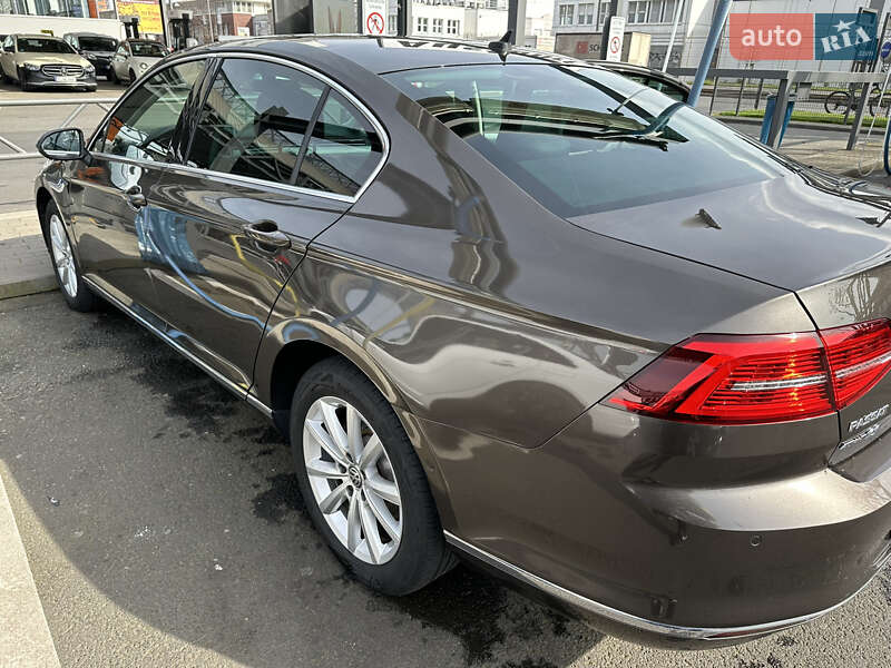 Седан Volkswagen Passat 2015 в Львове