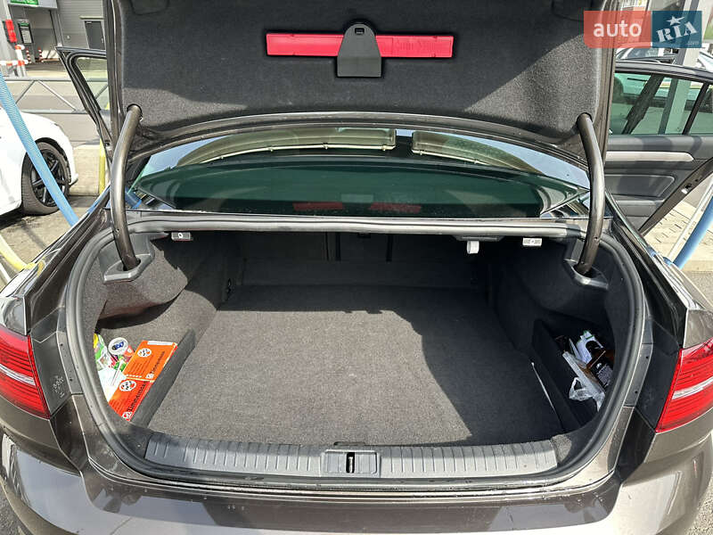 Седан Volkswagen Passat 2015 в Львове
