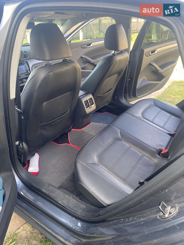 Седан Volkswagen Passat 2013 в Киеве
