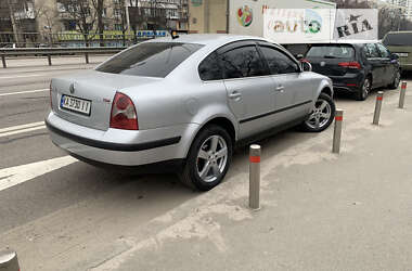 Седан Volkswagen Passat 2003 в Киеве