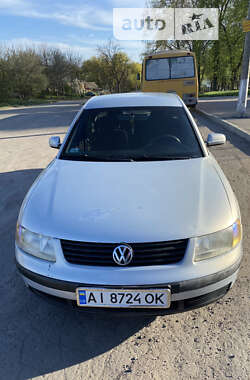 Седан Volkswagen Passat 2000 в Жашківу