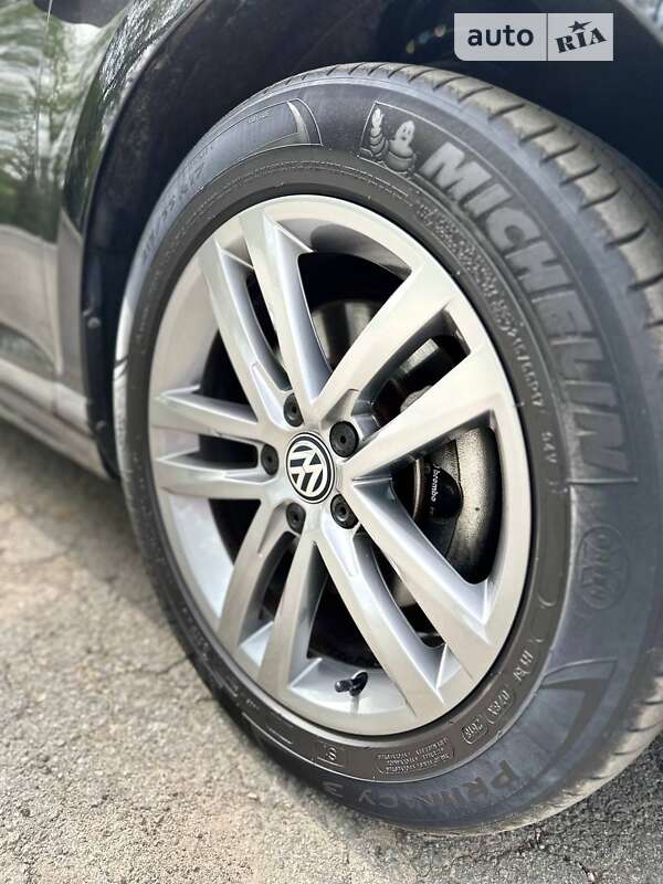 Универсал Volkswagen Passat 2018 в Киеве