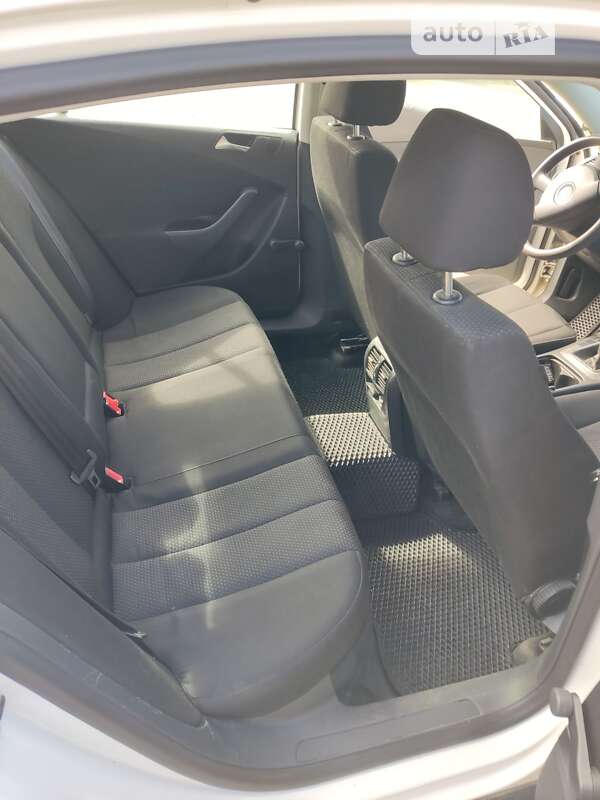 Седан Volkswagen Passat 2010 в Ровно