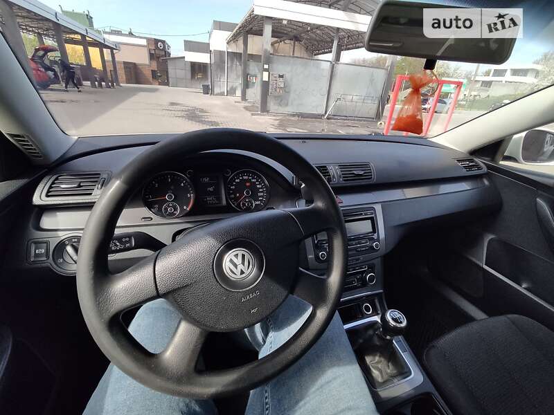 Седан Volkswagen Passat 2010 в Ровно