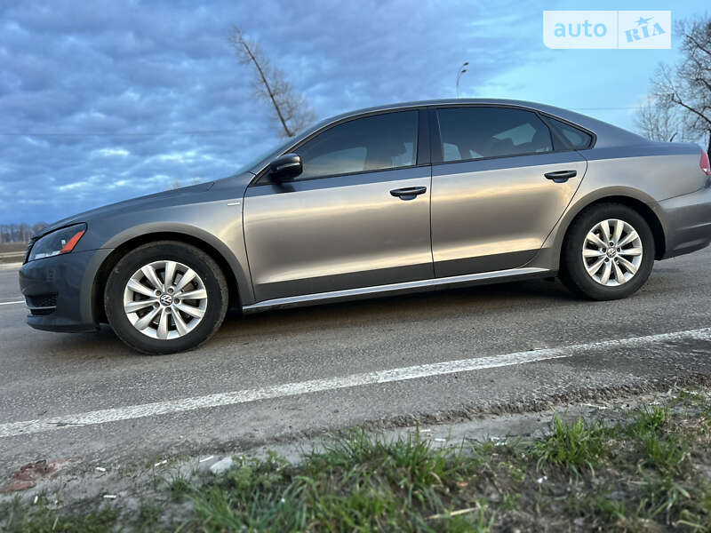 Седан Volkswagen Passat 2015 в Ромнах