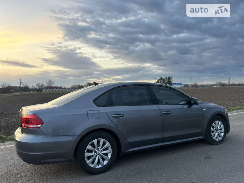 Седан Volkswagen Passat 2015 в Ромнах