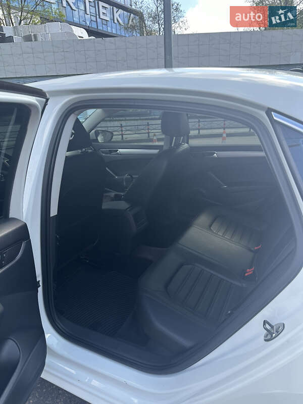 Седан Volkswagen Passat 2016 в Одессе