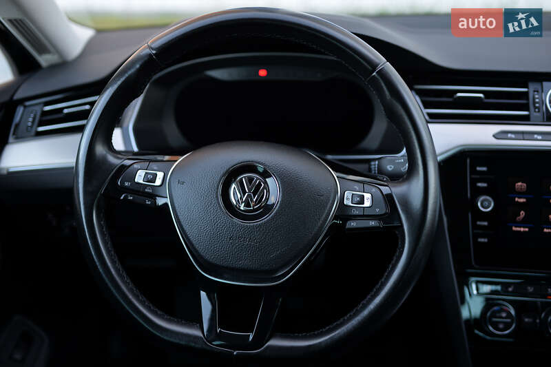 Седан Volkswagen Passat 2018 в Киеве
