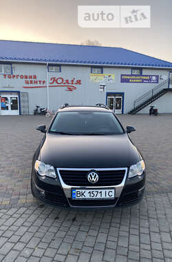 Універсал Volkswagen Passat 2005 в Сарнах