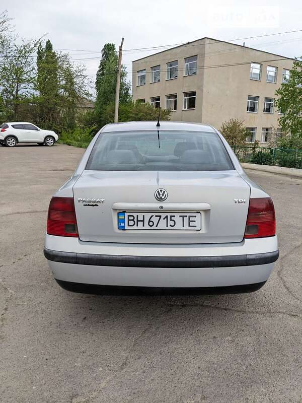 Седан Volkswagen Passat 1998 в Болграде