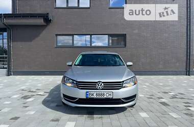 Седан Volkswagen Passat 2014 в Рокитному