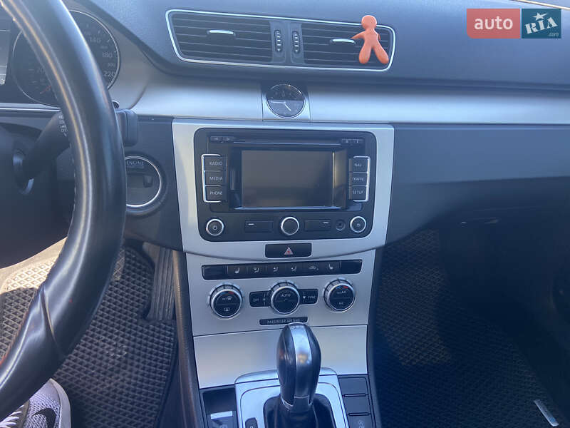 Универсал Volkswagen Passat 2012 в Нововолынске