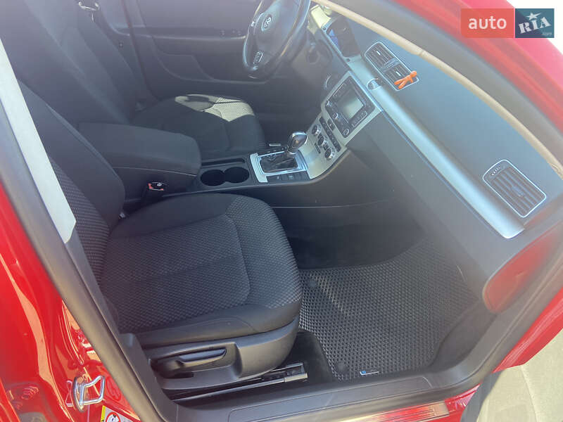 Универсал Volkswagen Passat 2012 в Нововолынске