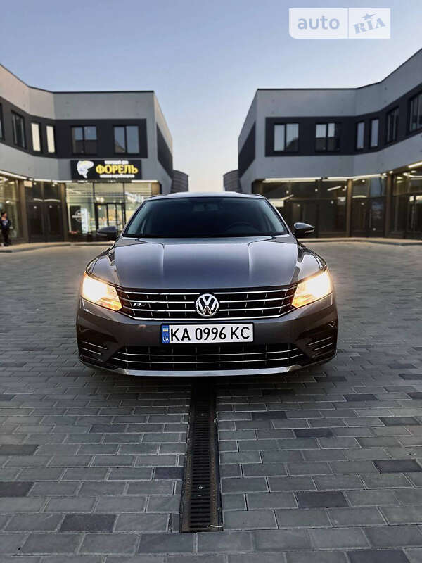 Седан Volkswagen Passat 2016 в Києві