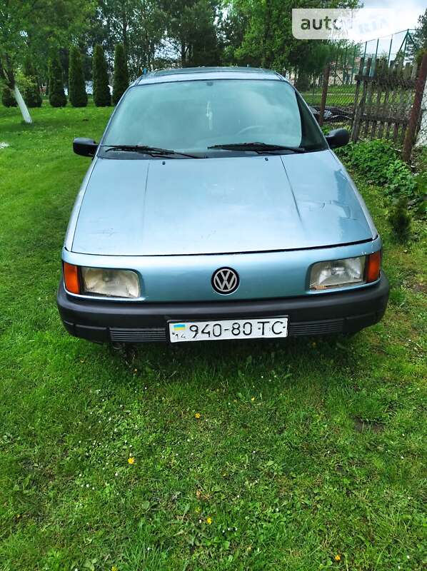 Седан Volkswagen Passat 1990 в Мостиске