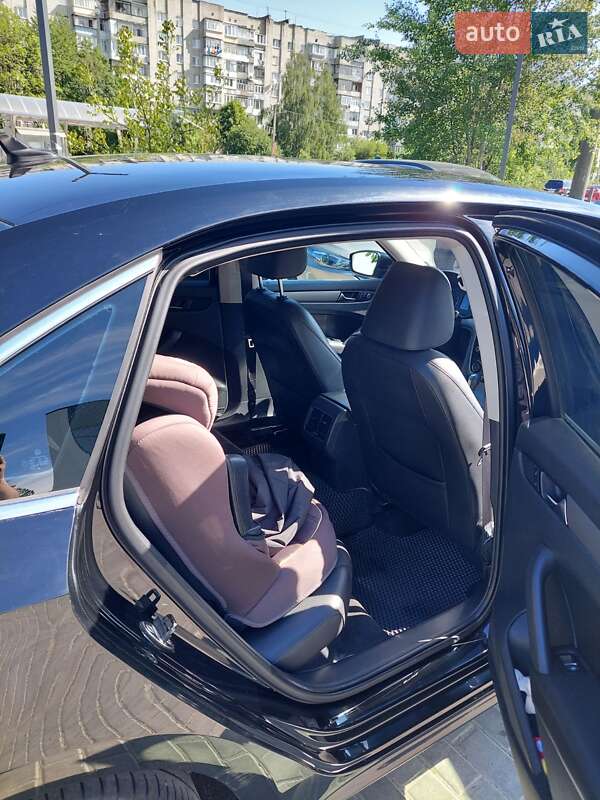 Седан Volkswagen Passat 2013 в Львове