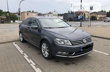 Седан Volkswagen Passat 2011 в Ровно