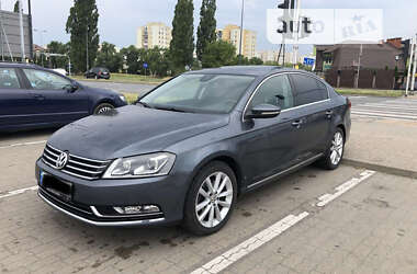 Седан Volkswagen Passat 2011 в Ровно