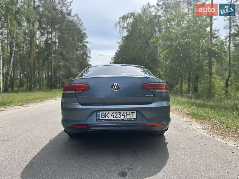 Седан Volkswagen Passat 2014 в Дубровице
