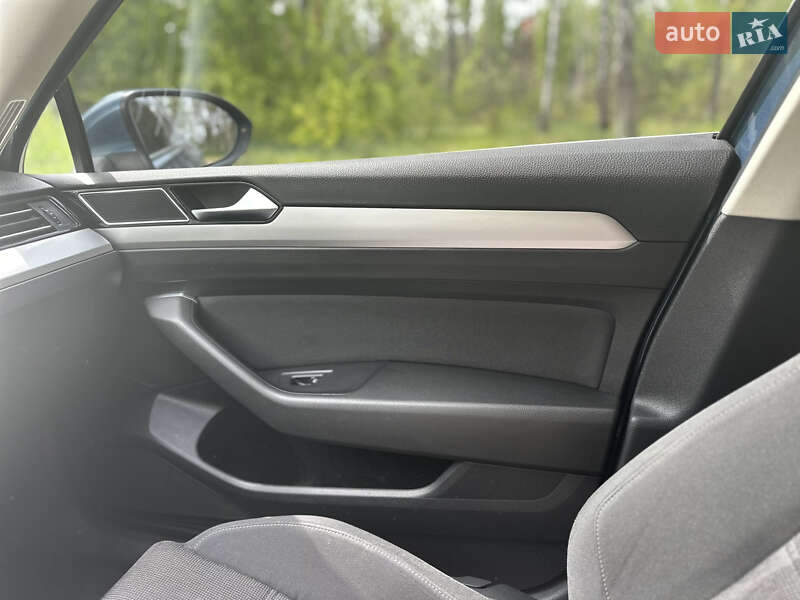 Седан Volkswagen Passat 2014 в Дубровице